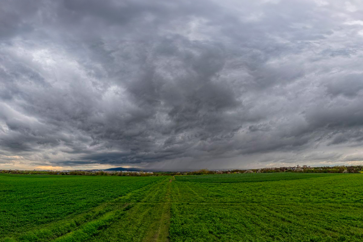 Paysage avec ciel nuageux, orageux.